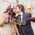 Как сделать гирлянду с надписью «Целуемся» для свадебной фотосессии