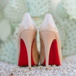 «На лабутенах»: свадебная обувь с легендарной красной подошвой