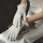Современный лук для современной невесты: как сочетать перчатки со свадебным платьем в 2022 году