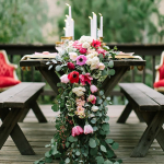 Великолепное украшение для стола: цветочные раннеры