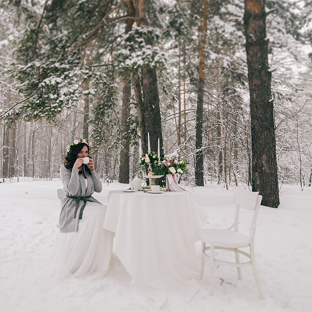 Зимняя прогулка невесты в лесу 