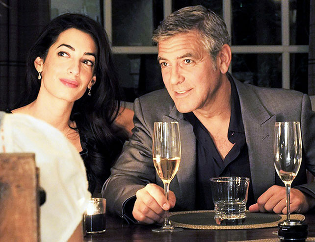 Джордж Клуни и Амаль Аламуддин пьют шампанское