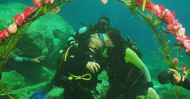 молодожёны из России устроили свадьбу под водой на Крите