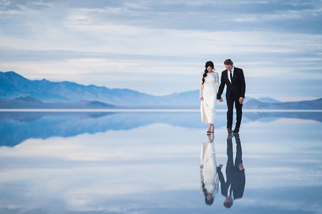 красивая свадебная фотосессия на озере за закате