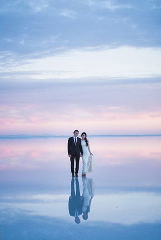 красивая свадебная фотосессия на озере за закате