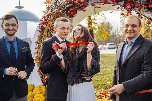 В Москве на Аллее Молодоженов установили памятник любви