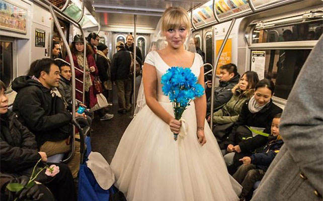 американская пара поженилась в вагоне нью-йоркского метро