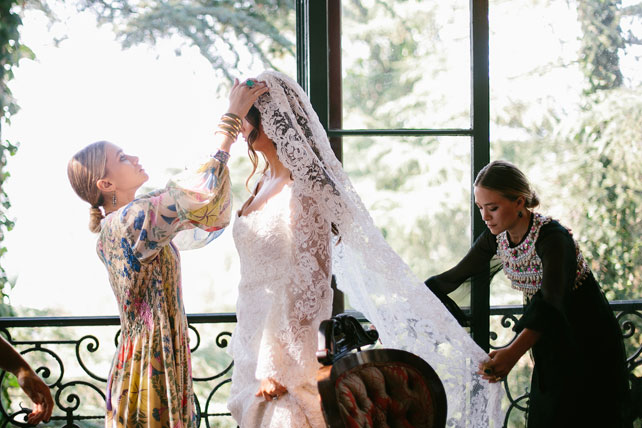 Мэри-Кейт и Эшли Олсен работают над свадебным платьем для подруги