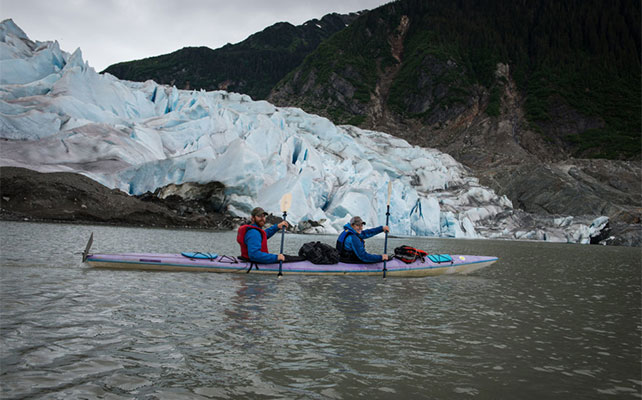 американская пара сплавляется на каяке к леднику на Аляске