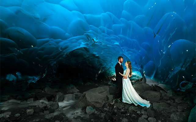 свадебные фото американской пары внутри ледника на Аляске