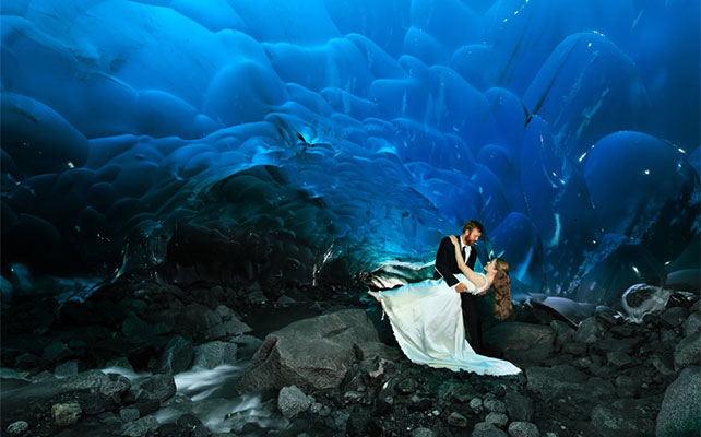 свадебные фото американской пары внутри ледника на Аляске