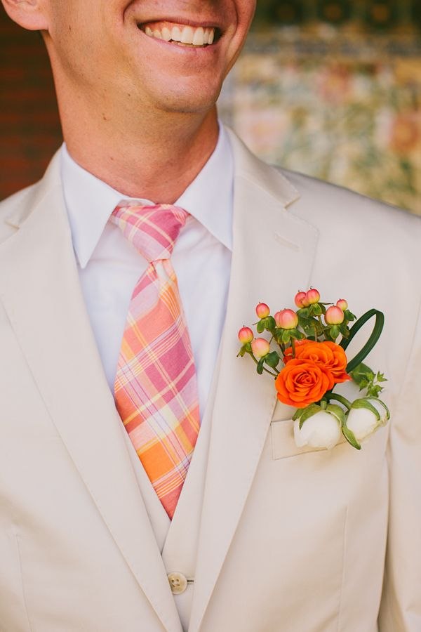 Бутоньерка жениха и галстук в оранжевом цвете, бутоньерка из цветов