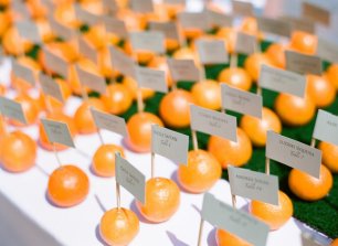 Номера столов или банкетные карточки из мандаринов - оранжевые акценты декора свадьбы