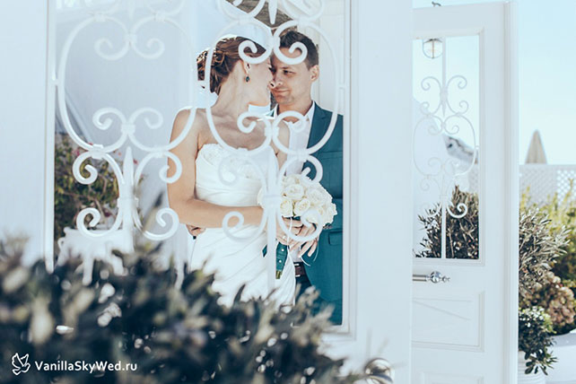 Фотосессия жениха и невесты на Санторини