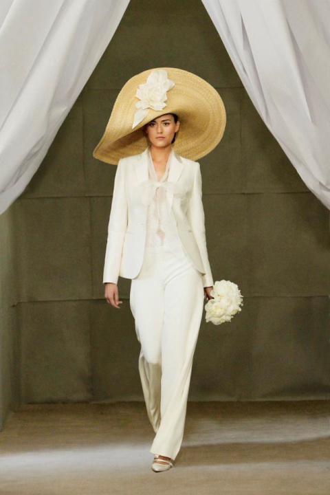 Большая шляпа с полями в образе невесты
