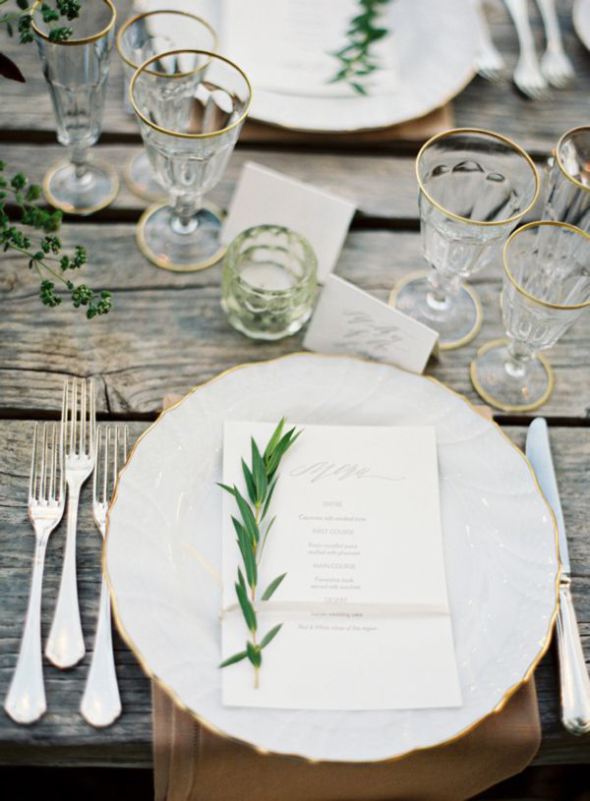 Оформление стола: ветка оливкового дерева на тарелке