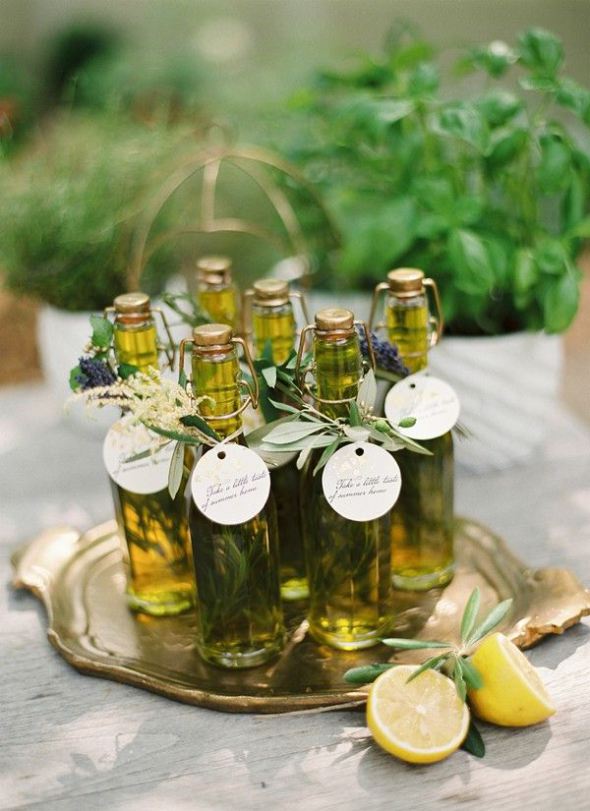 Бутылочки с оливковым маслом как бонбоньерки