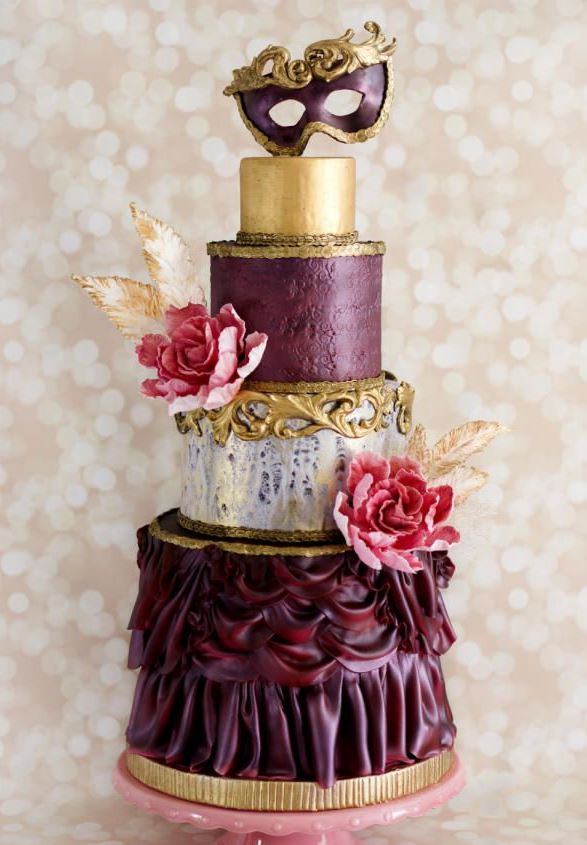Свадебный торт с маскарадным декором