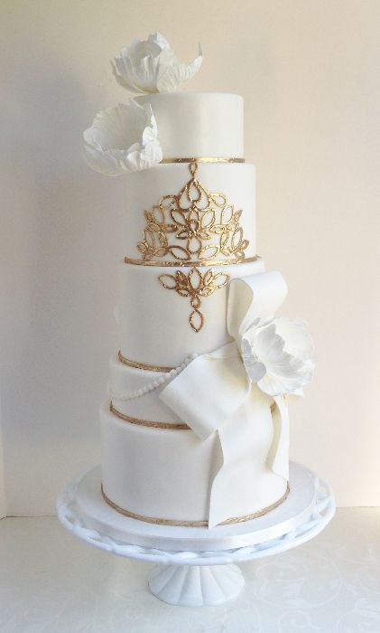 Свадебный торт, украшенный бантами