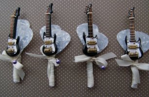 Бутоньерки в форме гитар