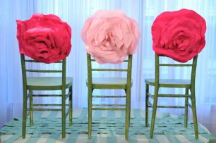Декор стульев цветами из ткани