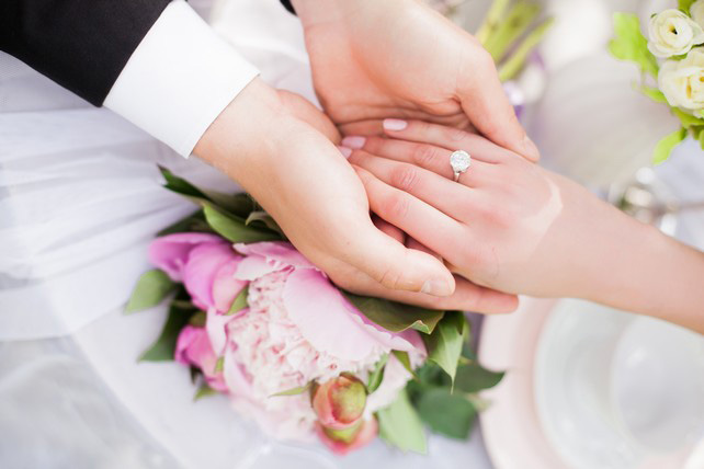 Жених и невеста держатся за руки, Максим и Дарья: нежная свадьба в розовом цвете