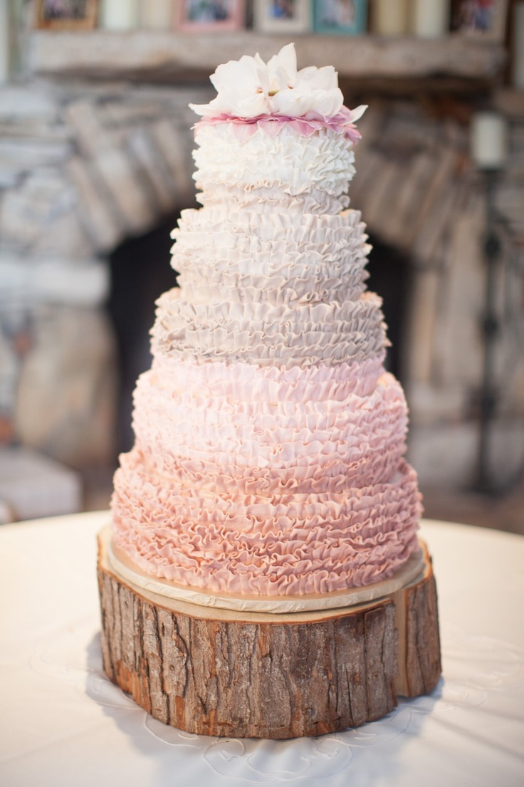 Свадебный торт на деревянной подставке