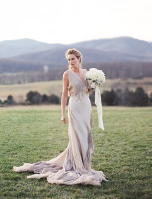 Платье невесты с длинной струящейся юбкой