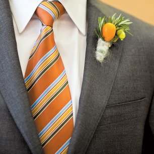 Галстук жениха и бутоньерка в оранжевом цвете