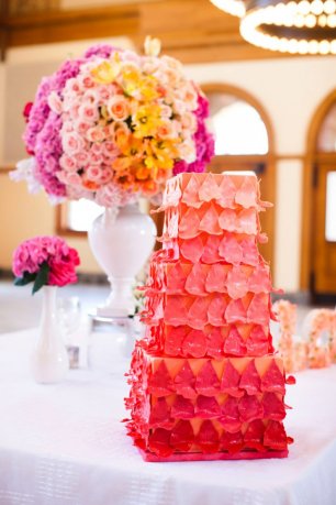Свадебный торт, украшенный "лепестками роз"