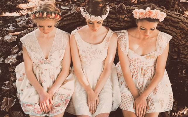 Подружки невесты: разные фасоны платьев и венки
