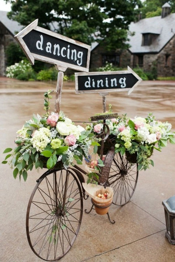 Свадебный декор: велосипед с грифельными досками
