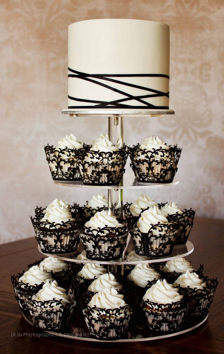 Свадебный торт из капкейков,украшенных ажурными обертками