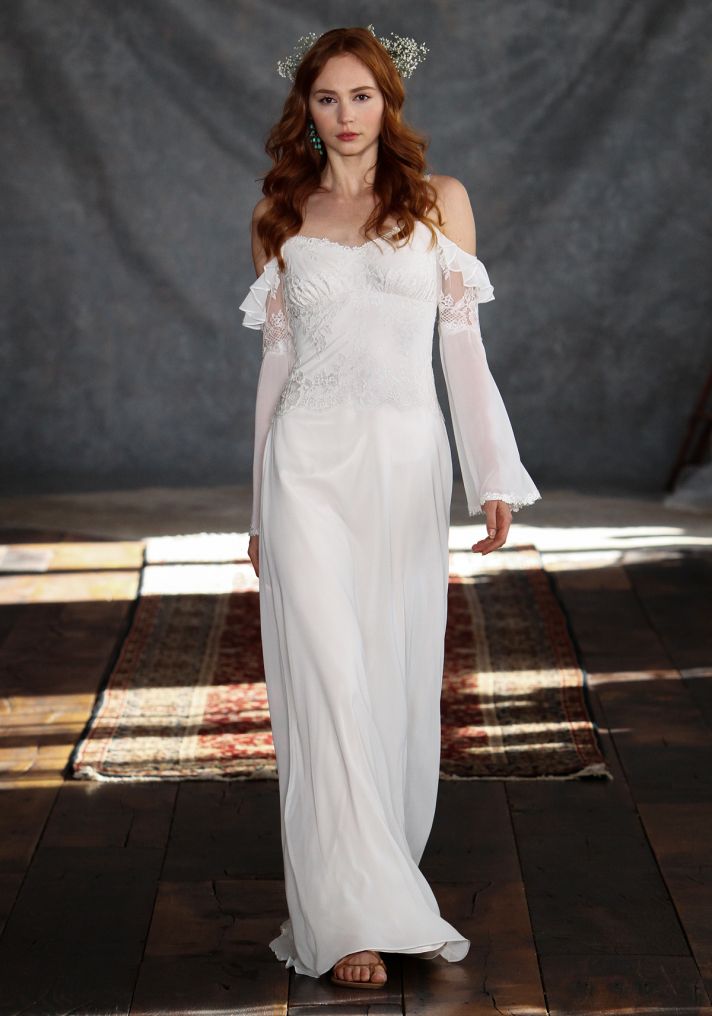 Платье невесты прямого кроя с расклешенными рукавами