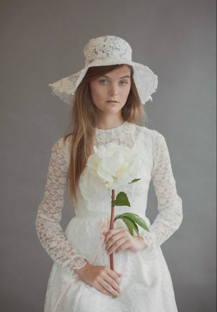 Невеста в шляпе с широкими полями