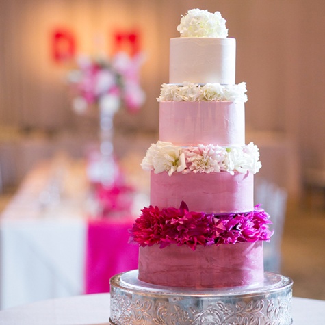 Свадебный торт с цветами между ярусов