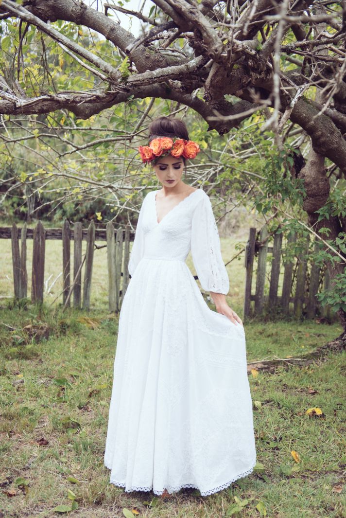 Платье невесты с длинными рукавами и V-образным вырезом