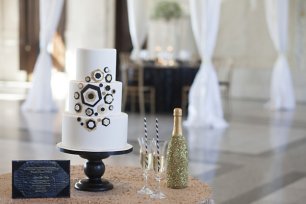 Торт и шампанское на свадьбе в золотом цвете