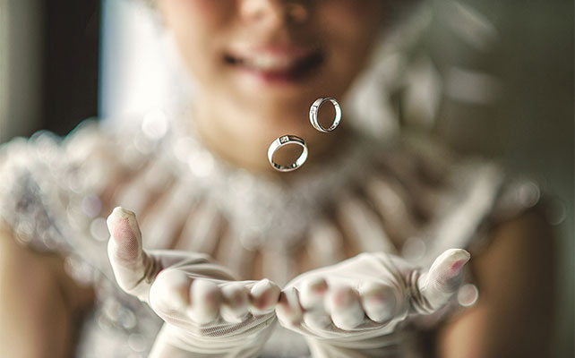 Кольца в руках невесты
