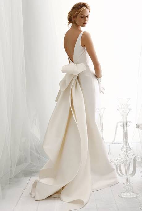 Платье невесты с плотным шлейфом