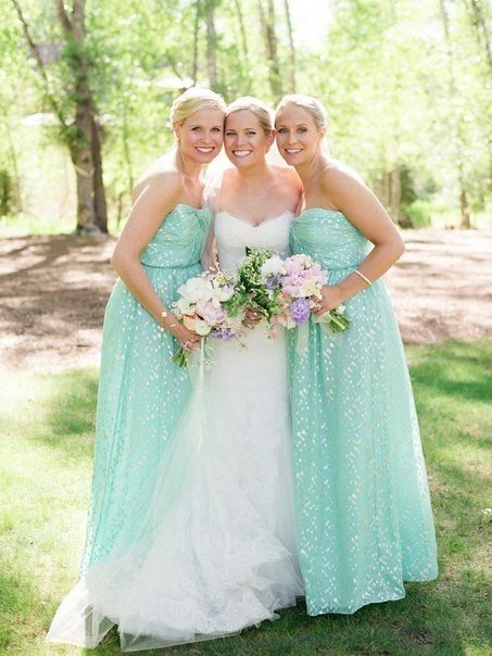 Подружки невесты в платьях с блестящим декором