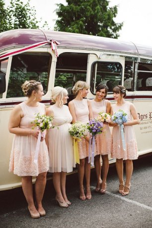 Подружки невесты с разноцветными букетами