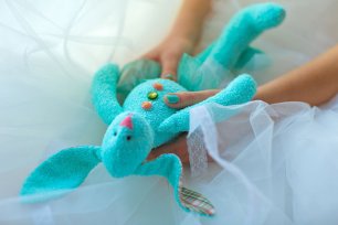 Воздушная мятно-голубая свадьба Даши и Ярослава, мягкая игрушка в руках у невесты