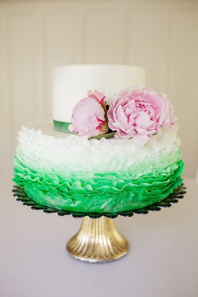 Свадебный торт, украшенный цветком пиона
