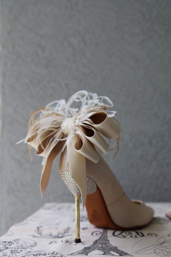 Туфли невесты с насыщенным декором сзади
