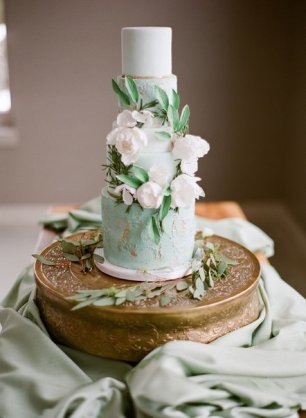 Свадебный торт с декором в виде венка