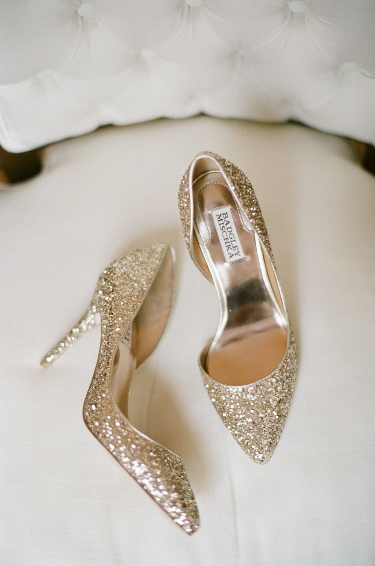 Туфли невесты с блестящим декором