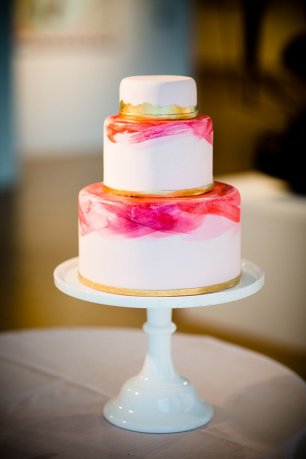 Свадебный торт с декором в стиле акварельного рисунка