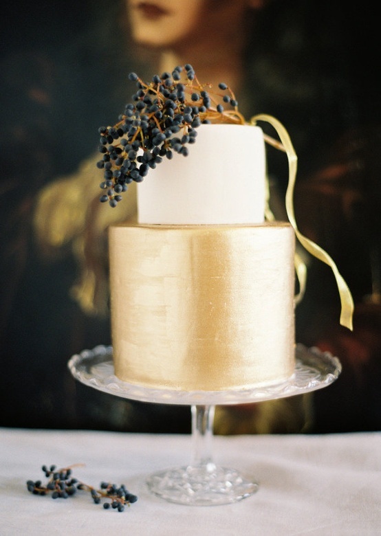 Свадебный торт, украшенный гроздьями винограда