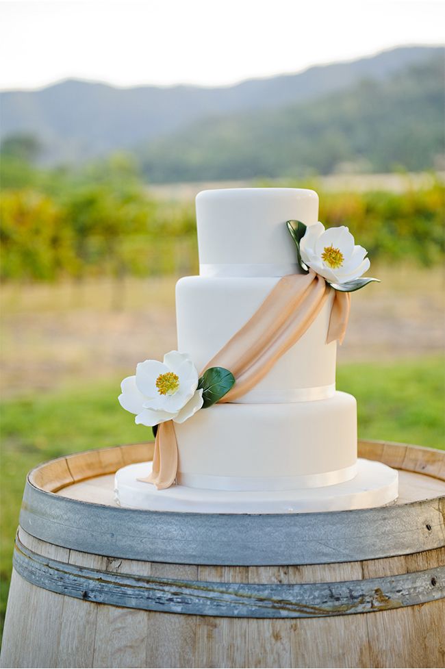 Свадебный торт, декорированный лентой